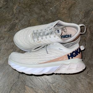 Hoka Arahi 4 running shoes